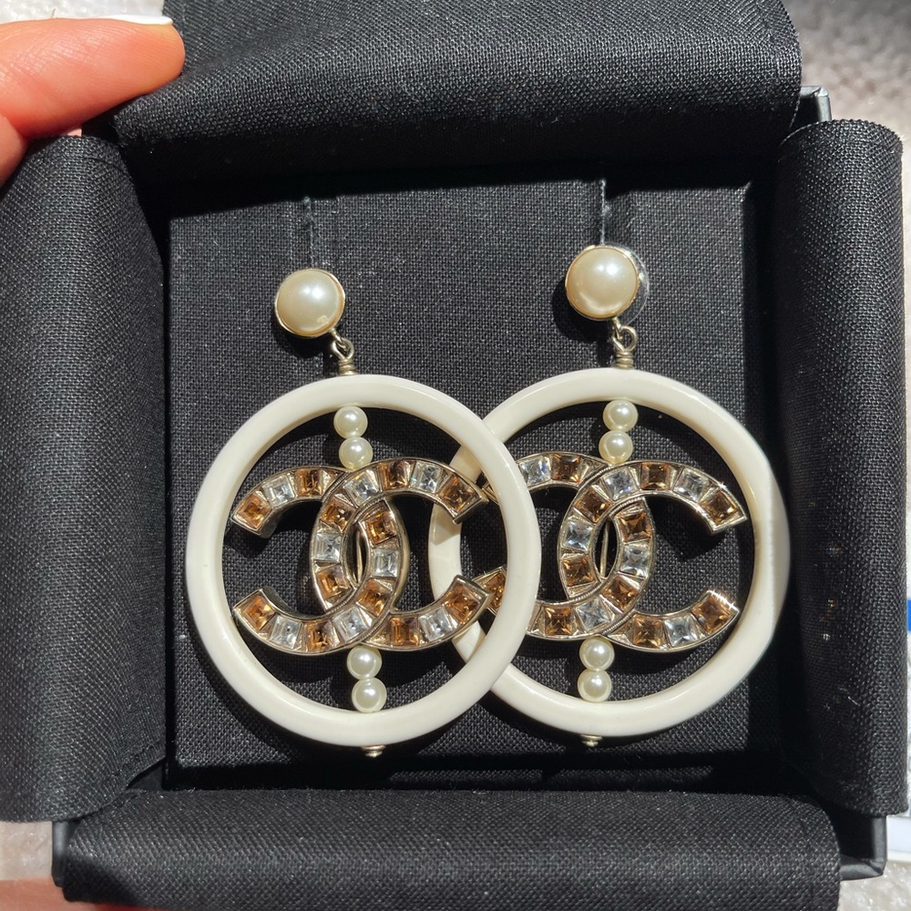 Chanel Crystal CC pearl hoop earrings 18B - Picture 4 of 6